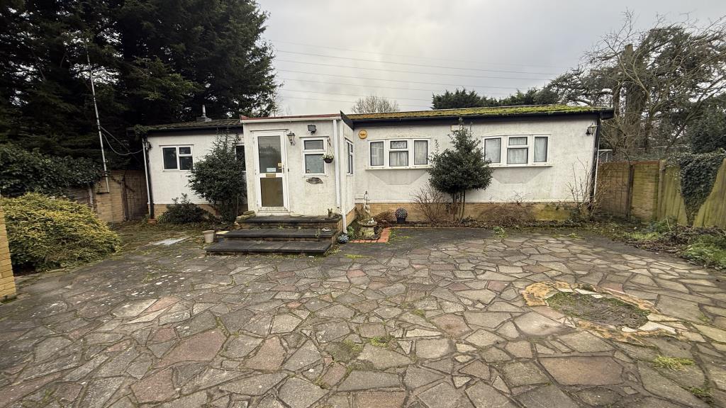 Lot: 76 - 0.28 ACRE SITE WITH RESIDENTIAL DEVELOPMENT OPPORTUNITIES - Mobile home from front driveway